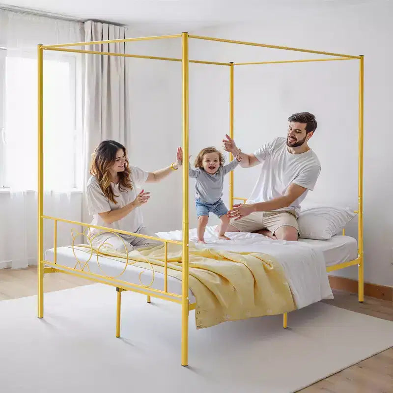 Letto a baldacchino matrimoniale, struttura in metallo con testiera minimalista e design a quattro colonne, supporto a doghe in acciaio resistente, oro