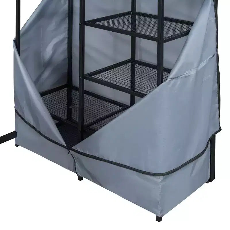 Letto a soppalco con armadio sottostante e tenda, struttura in metallo con scrivania, mensole, presa elettrica e luce a LED