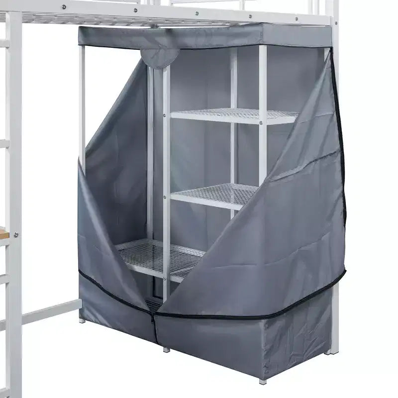 Letto a soppalco con armadio sottostante e tenda, struttura in metallo con scrivania, mensole, presa elettrica e luce a LED