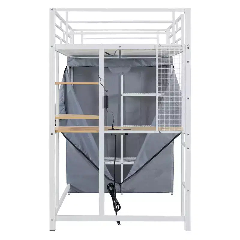 Letto a soppalco con armadio sottostante e tenda, struttura in metallo con scrivania, mensole, presa elettrica e luce a LED