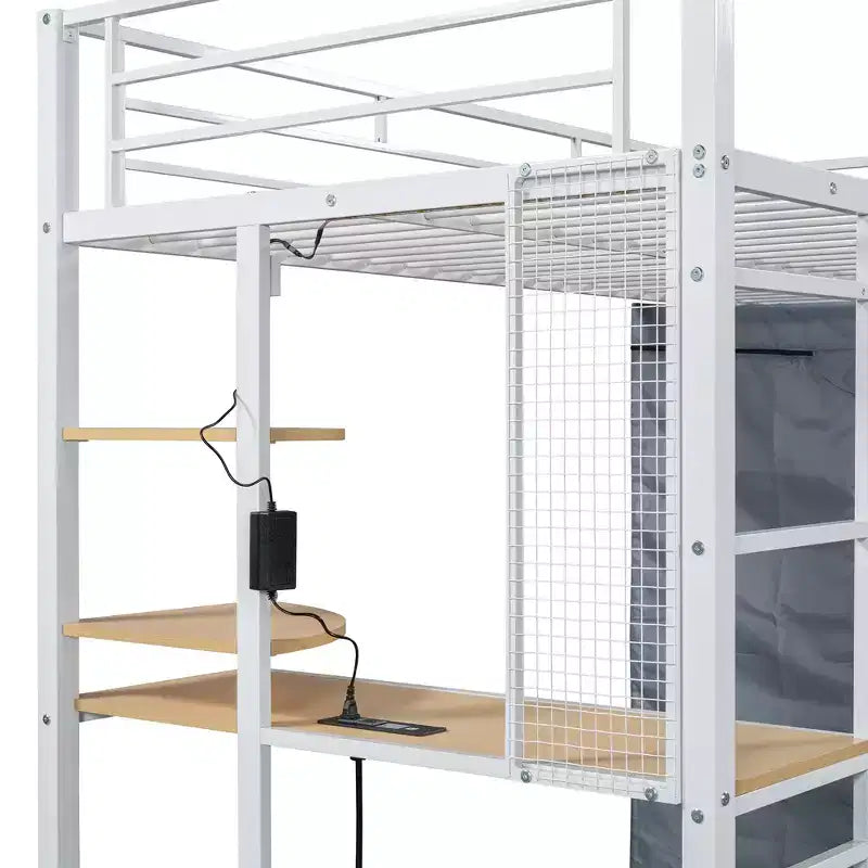 Letto a soppalco con armadio sottostante e tenda, struttura in metallo con scrivania, mensole, presa elettrica e luce a LED
