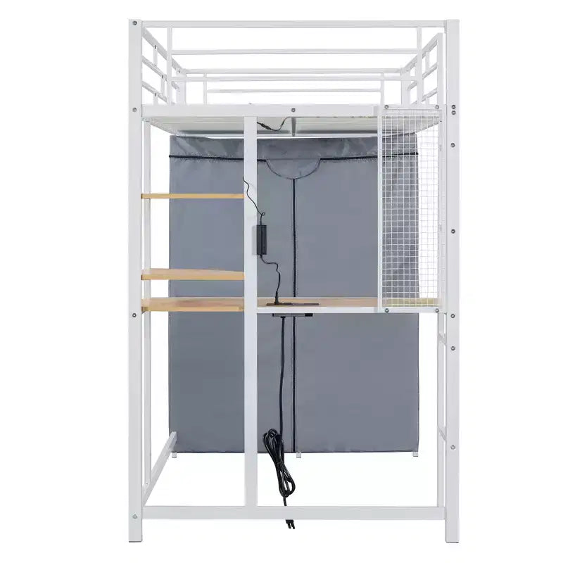 Letto a soppalco con armadio sottostante e tenda, struttura in metallo con scrivania, mensole, presa elettrica e luce a LED
