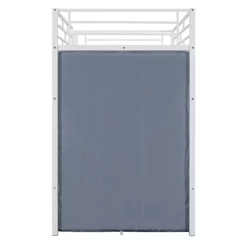 Letto a soppalco con armadio sottostante e tenda, struttura in metallo con scrivania, mensole, presa elettrica e luce a LED