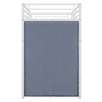 Letto a soppalco con armadio sottostante e tenda, struttura in metallo con scrivania, mensole, presa elettrica e luce a LED
