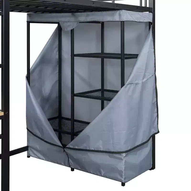 Letto a soppalco con armadio sottostante e tenda, struttura in metallo con scrivania, mensole, presa elettrica e luce a LED