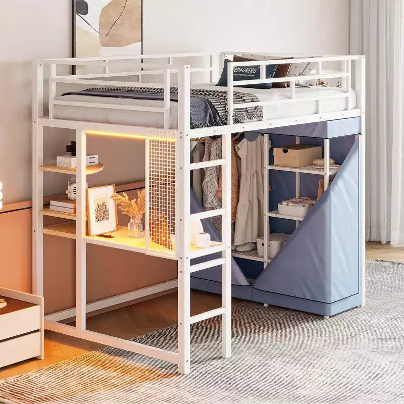 Letto a soppalco con armadio sottostante e tenda, struttura in metallo con scrivania, mensole, presa elettrica e luce a LED