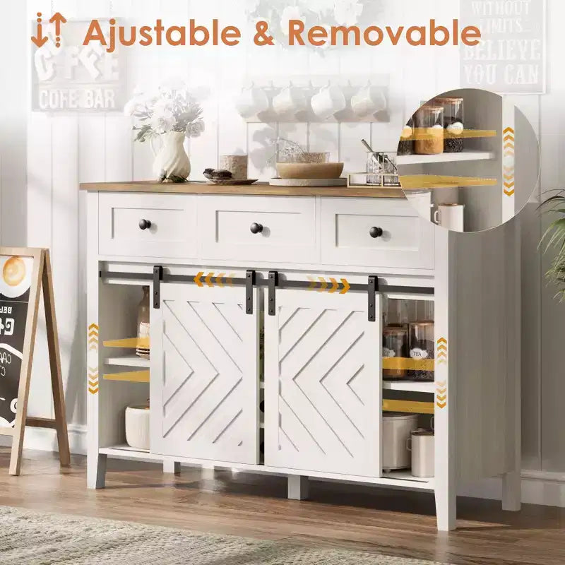 Credenza rustica da 120 cm con anta scorrevole a fienile, mobile buffet in legno alto 85 cm con 3 cassetti, ripiano regolabile e portabottiglie rimovibile