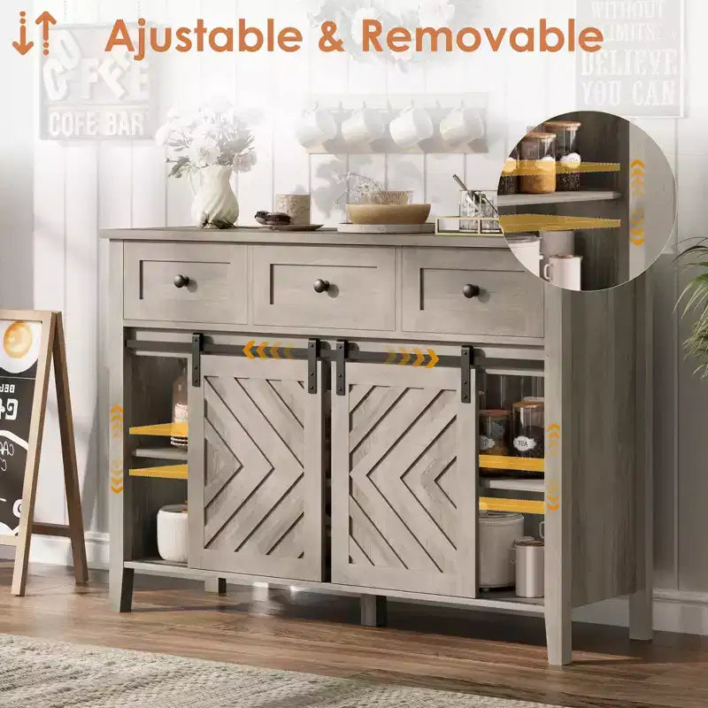 Credenza rustica da 120 cm con anta scorrevole a fienile, mobile buffet in legno alto 85 cm con 3 cassetti, ripiano regolabile e portabottiglie rimovibile