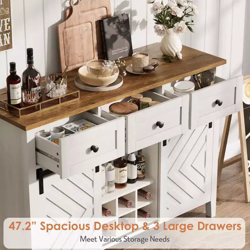 Credenza rustica da 120 cm con anta scorrevole a fienile, mobile buffet in legno alto 85 cm con 3 cassetti, ripiano regolabile e portabottiglie rimovibile