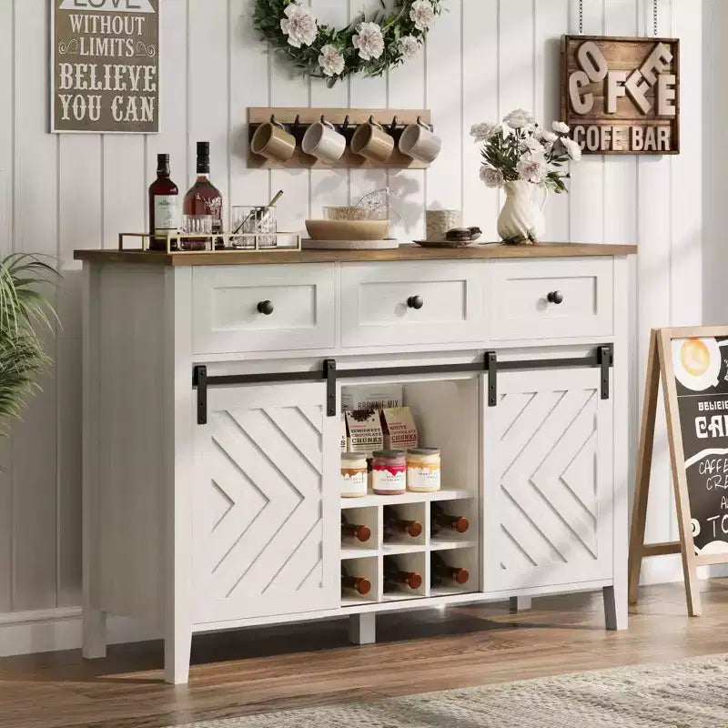 Credenza rustica da 120 cm con anta scorrevole a fienile, mobile buffet in legno alto 85 cm con 3 cassetti, ripiano regolabile e portabottiglie rimovibile