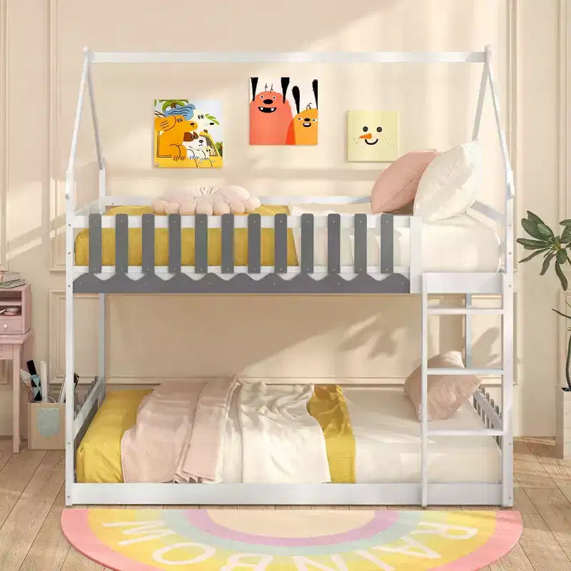 Letto a castello Twin Over Twin con recinzione e scaletta in legno massello per bambini, colore bianco