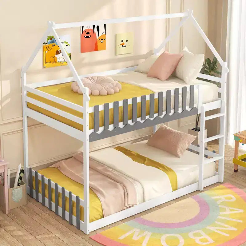 Letto a castello Twin Over Twin con recinzione e scaletta in legno massello per bambini, colore bianco