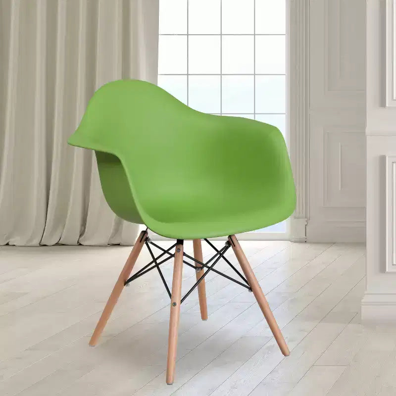 Sedia in plastica con braccioli e gambe in legno Alonza Series