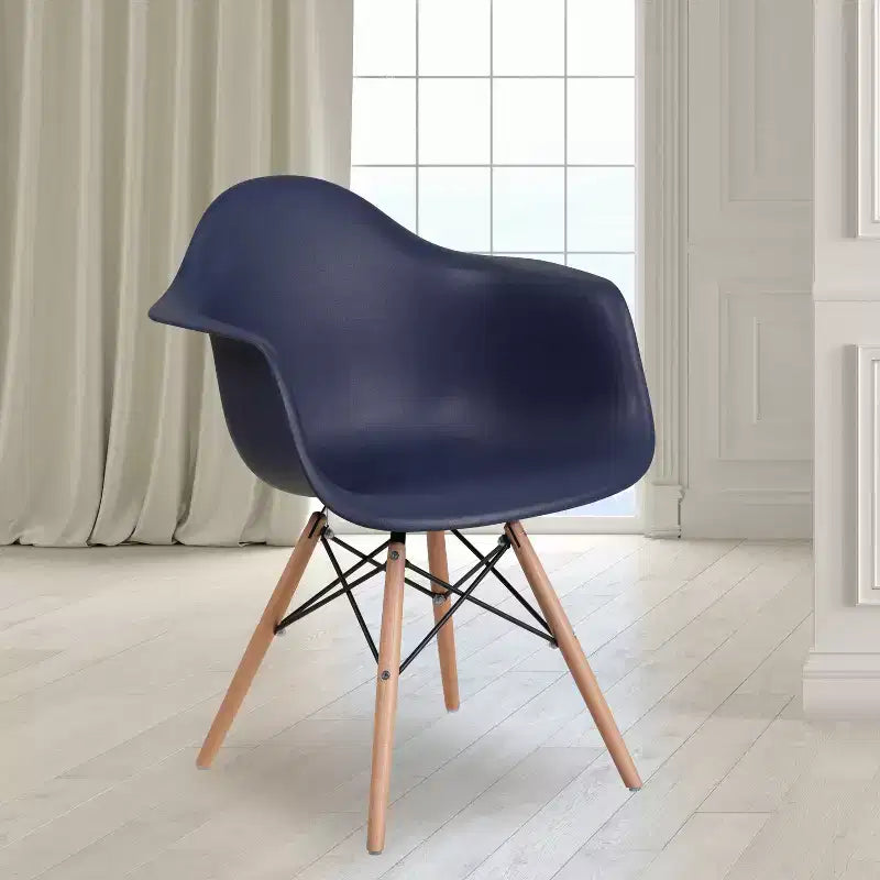 Sedia in plastica con braccioli e gambe in legno Alonza Series