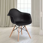 Sedia in plastica con braccioli e gambe in legno Alonza Series