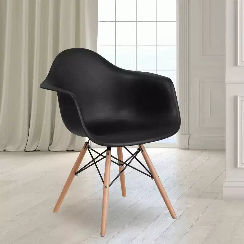 Sedia in plastica con braccioli e gambe in legno Alonza Series