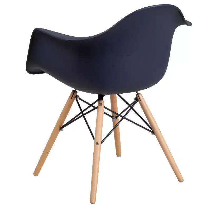 Sedia in plastica con braccioli e gambe in legno Alonza Series