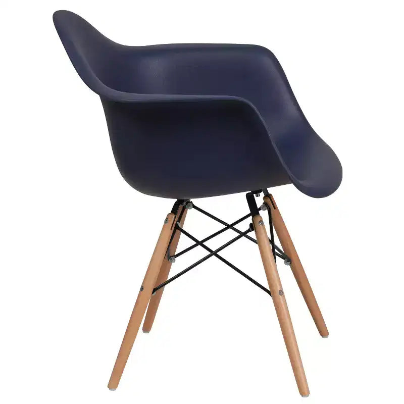 Sedia in plastica con braccioli e gambe in legno Alonza Series