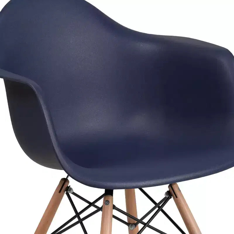 Sedia in plastica con braccioli e gambe in legno Alonza Series