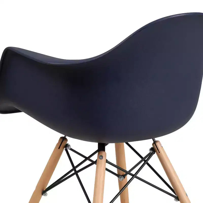 Sedia in plastica con braccioli e gambe in legno Alonza Series
