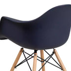 Sedia in plastica con braccioli e gambe in legno Alonza Series