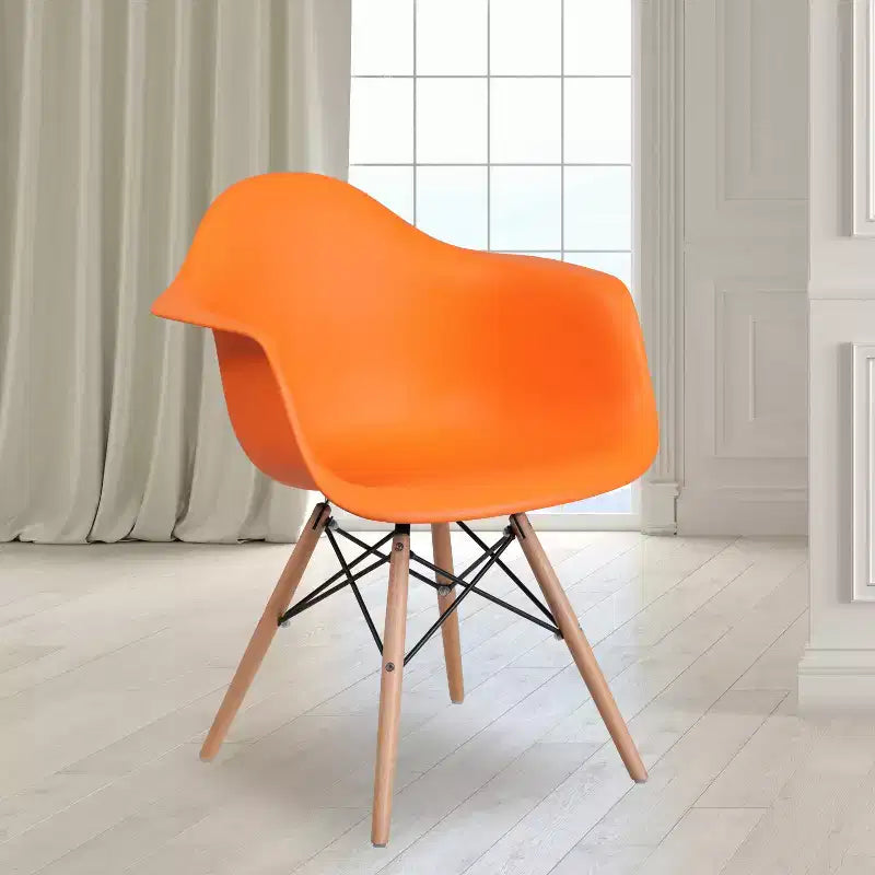 Sedia in plastica con braccioli e gambe in legno Alonza Series