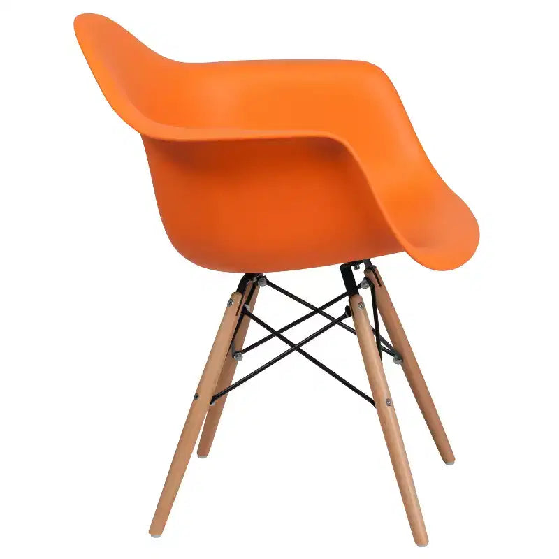 Sedia in plastica con braccioli e gambe in legno Alonza Series
