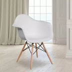 Sedia in plastica con braccioli e gambe in legno Alonza Series