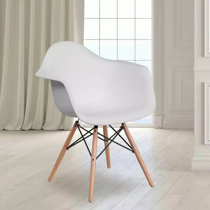 Sedia in plastica con braccioli e gambe in legno Alonza Series