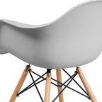 Sedia in plastica con braccioli e gambe in legno Alonza Series