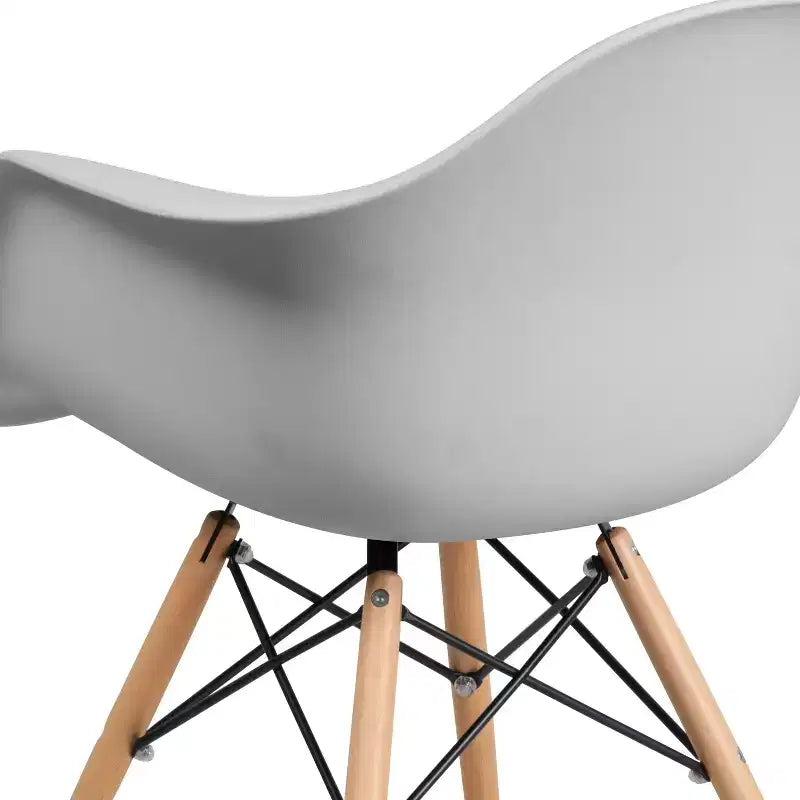 Sedia in plastica con braccioli e gambe in legno Alonza Series