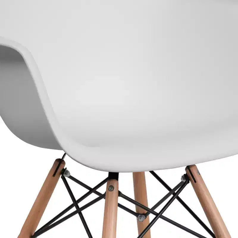 Sedia in plastica con braccioli e gambe in legno Alonza Series