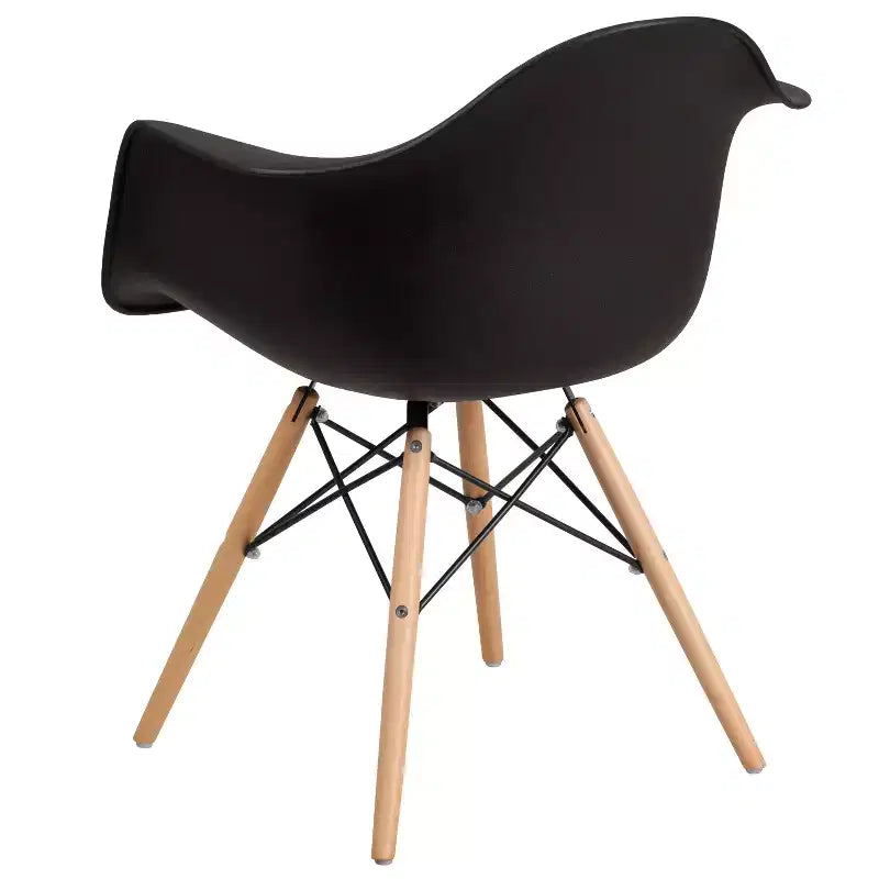 Sedia in plastica con braccioli e gambe in legno Alonza Series