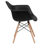 Sedia in plastica con braccioli e gambe in legno Alonza Series