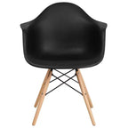 Sedia in plastica con braccioli e gambe in legno Alonza Series