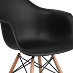 Sedia in plastica con braccioli e gambe in legno Alonza Series