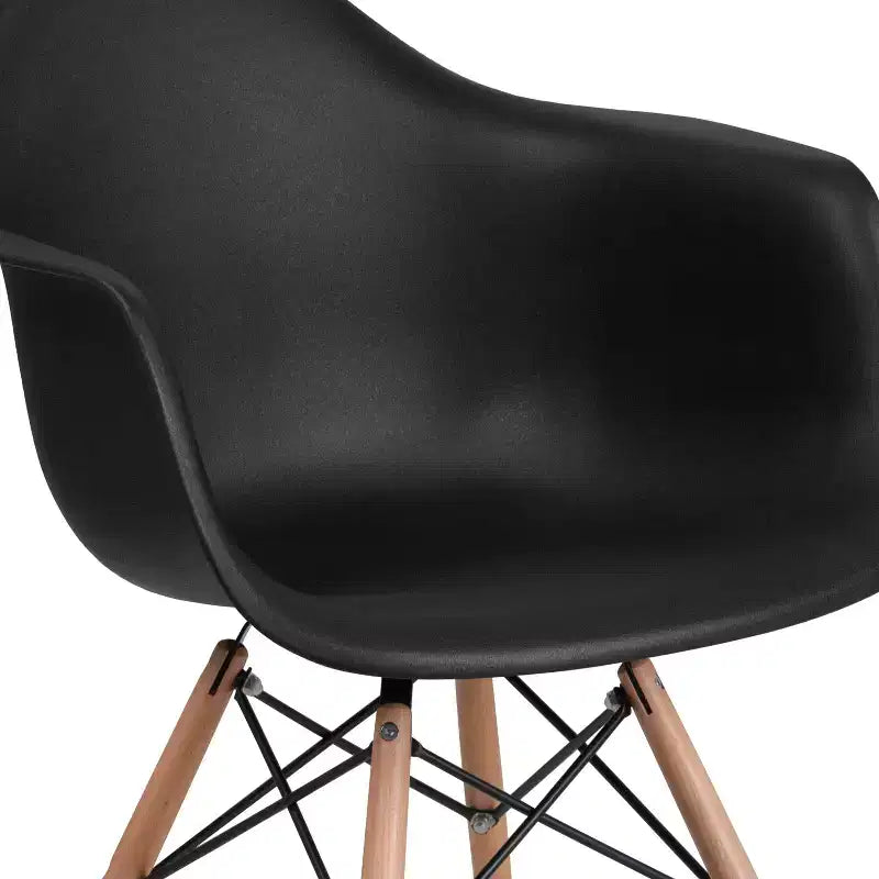 Sedia in plastica con braccioli e gambe in legno Alonza Series