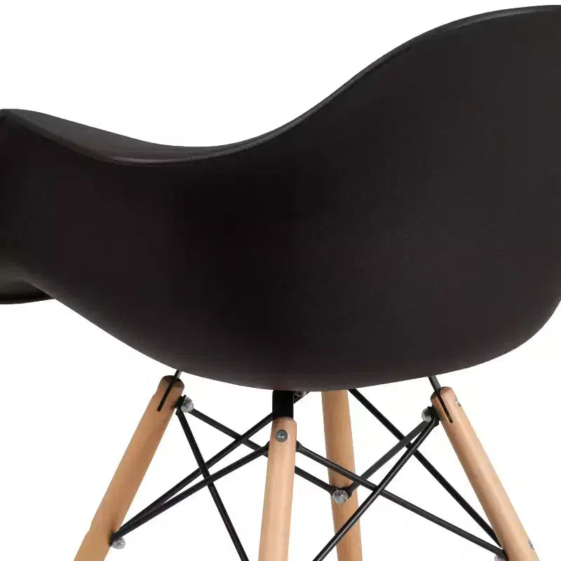 Sedia in plastica con braccioli e gambe in legno Alonza Series