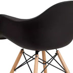 Sedia in plastica con braccioli e gambe in legno Alonza Series