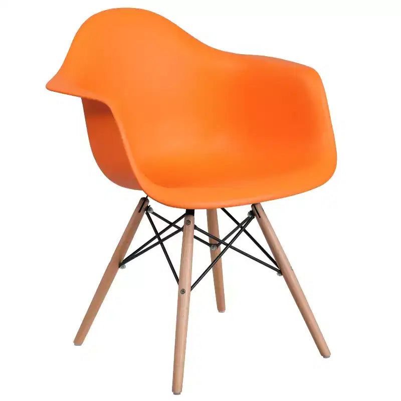 Sedia in plastica con braccioli e gambe in legno Alonza Series